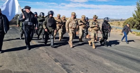 Bolivia: El Presidente Paz en un convoy humanitario permitió balear a campesinos