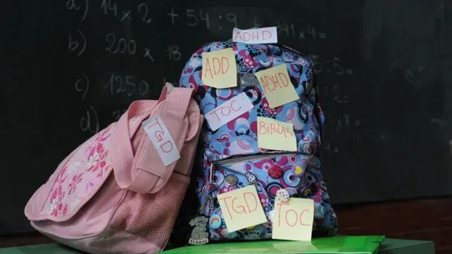 EL PESO DE LAS ETIQUETAS: UNA CRÍTICA A LA EPIDEMIA DE DIAGNÓSTICOS EN LA INFANCIA